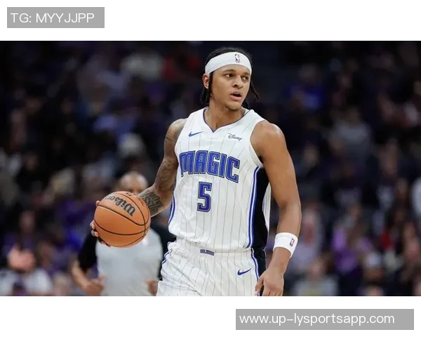 布克首节表现出色三分球未中依然轻松拿下12分2板2助 布克首节表现出色三分球未中依然轻松拿下12分2板2助